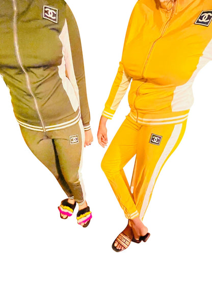 Two Pieces Design Tracksuit Zipper Top Sport Suit